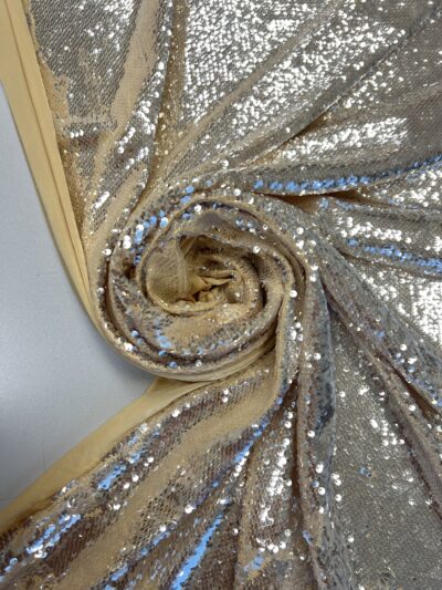 Trikotažas suvinėtas žvyneliais (12 FB 0009)