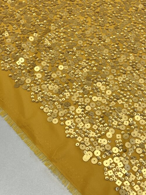 Audinys suvinėtas žvyneliais (10 FB 0003)