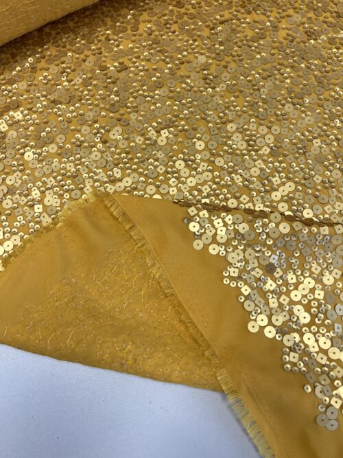 Audinys suvinėtas žvyneliais (10 FB 0003)