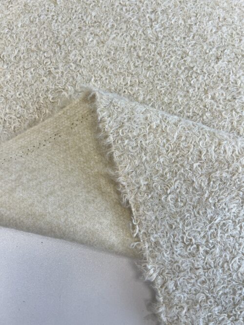 IMG_1552 “Bukle” tipo audinys (24 KN 0002)